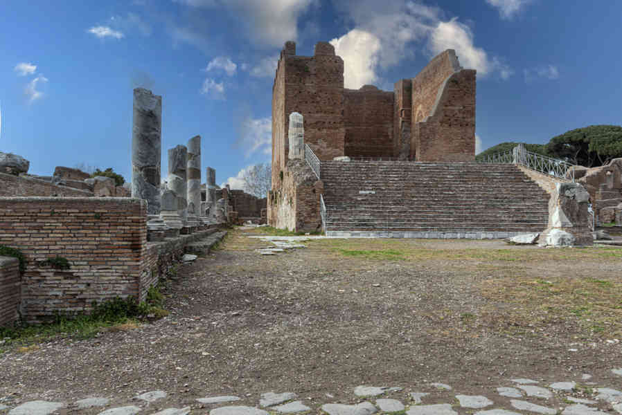 Italia - Ostia 27 - parque arqueológico de Ostia Antica - Capitolio.jpg